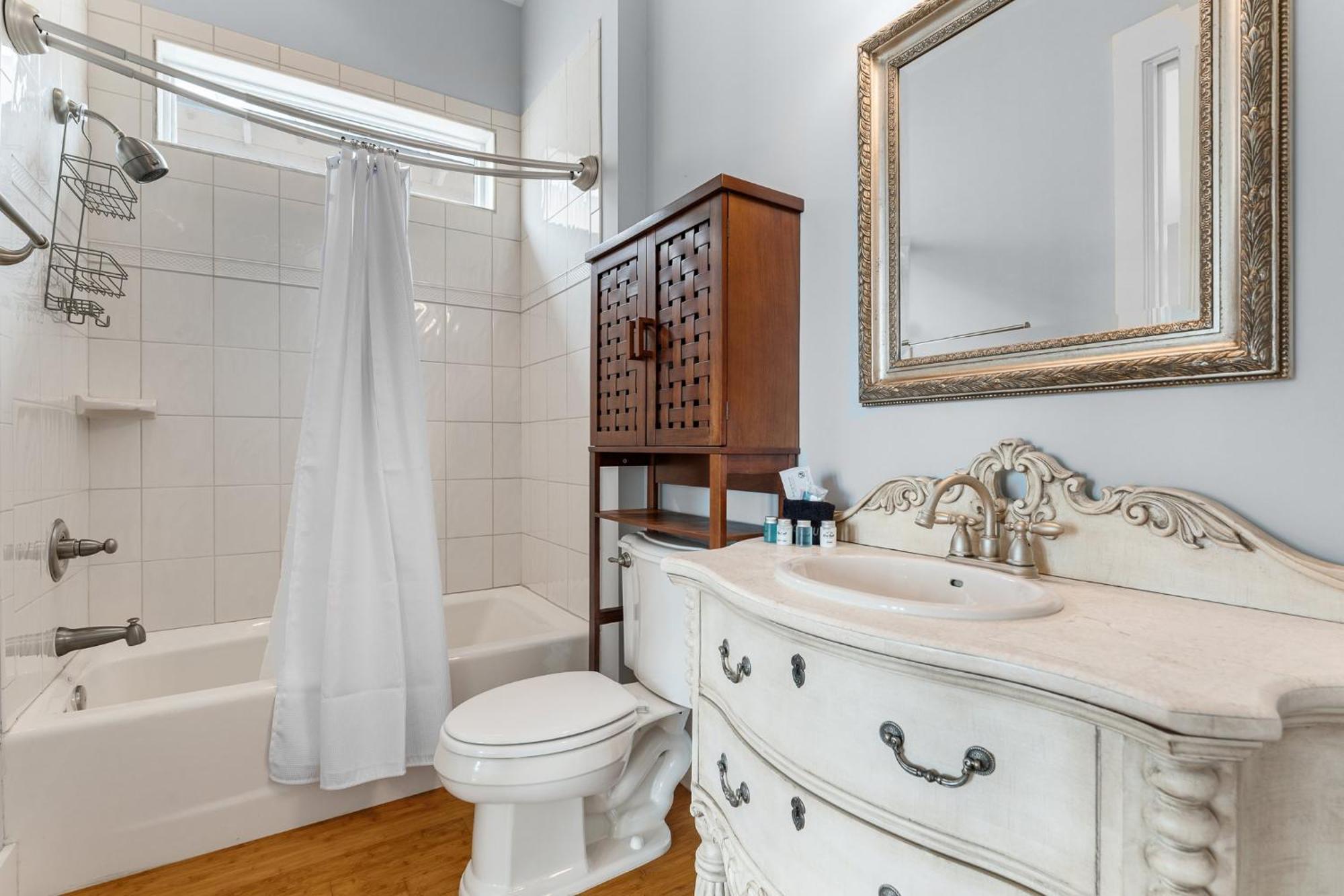 Bay Getaway! Bayfront 4br 4ba House Sleeps 12 Private Pool Boat Dock Holiday home